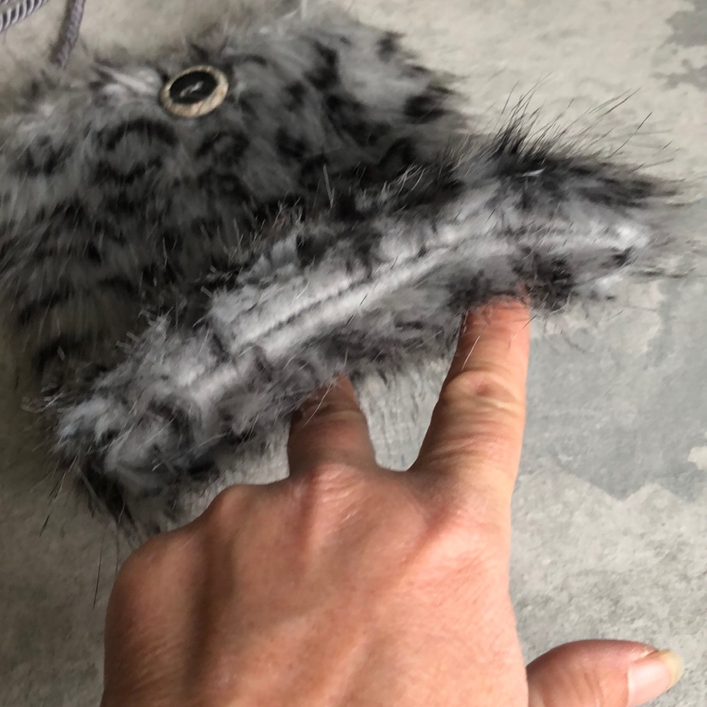 Leopard print grey and black faux fur crossbody. - Picture 4 of 8